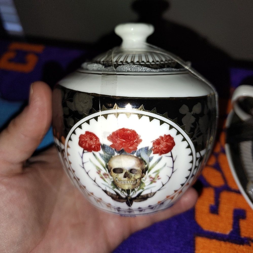 Skull and Roses Tea Set(NWT) - Picture 2 of 6